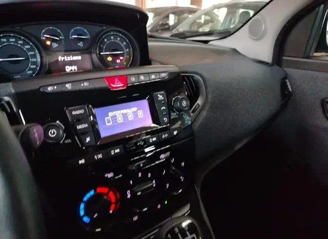 Lancia Ypsilon pieno